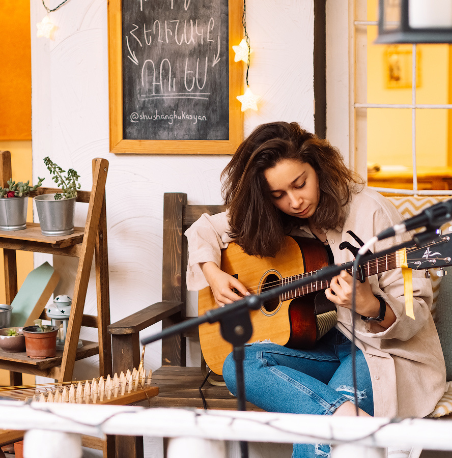 РЕПОРТАЖ. Фотограф в Ереване Карина Тоноян