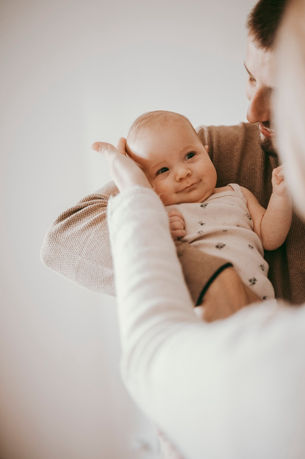 Porodicno fotografisanje sa bebom kod kuce / Ivana Miroslav i Nadica. Deciji i porodicni fotograf u Beogradu Oksana Skendzic