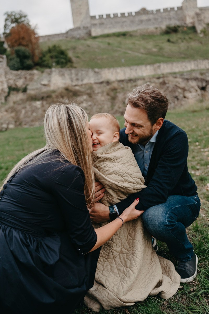 Nevena, Dusan i Vuk porodicno fotografisanje napolju. Deciji i porodicni fotograf u Beogradu Oksana Skendzic