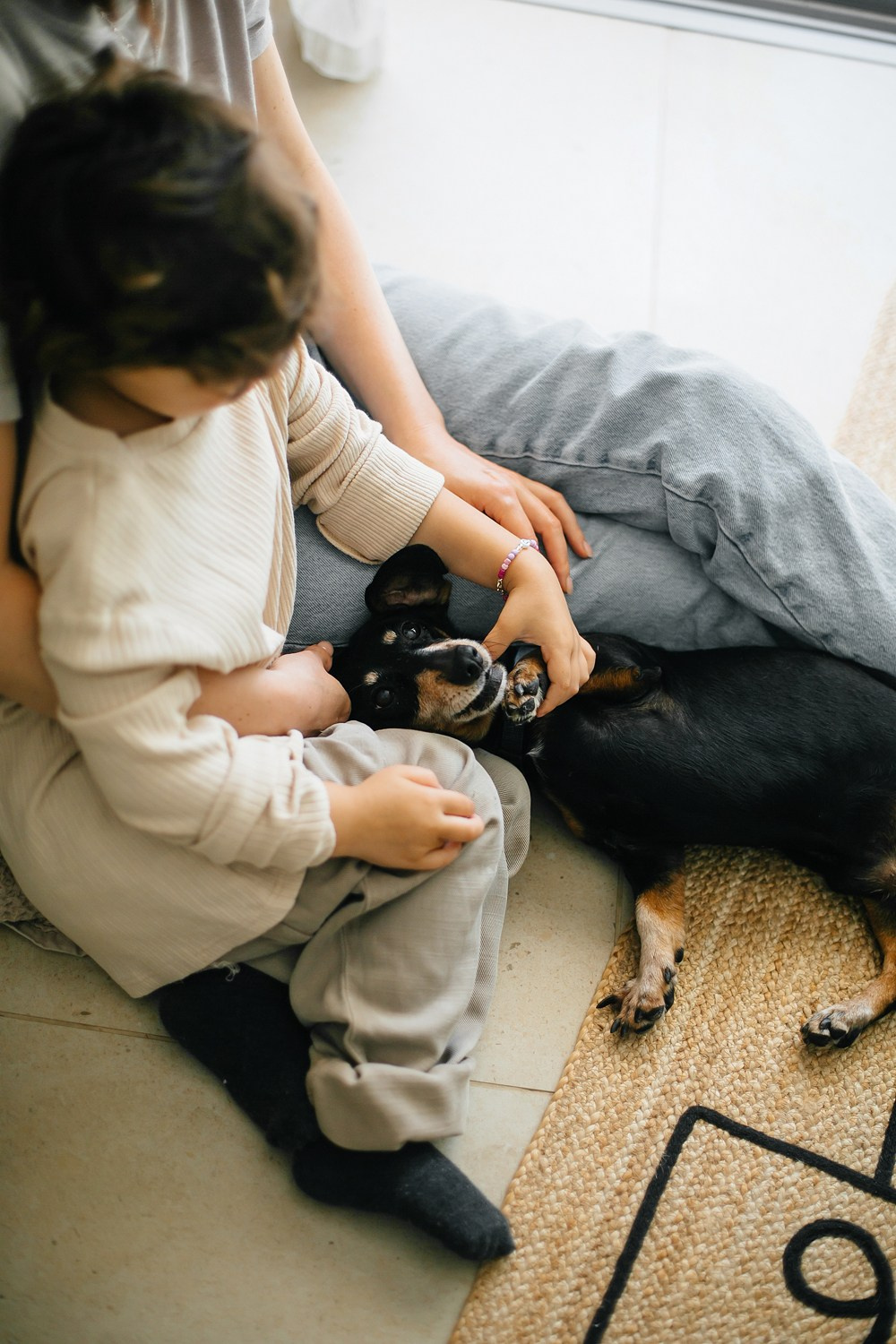 Mom&daughter at home. Family photographer in Israel