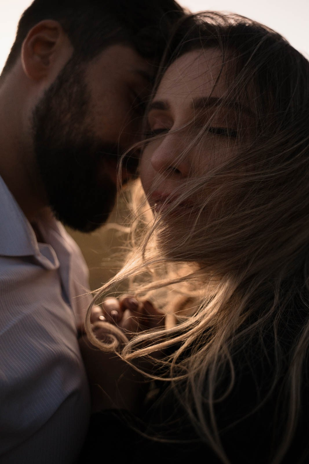 Ensaio fotográfico em Lapinha da Serra MG com Sabrina e Vinícius, pré-wedding em campo aberto, luz natural e abordagem documental que prioriza emoção e verdade em cada imagem.