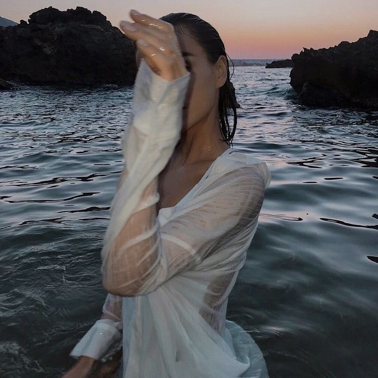 🇪🇸 Retrato femenino al aire libre junto al mar con viento en el cabello y luz dorada.🇬🇧 Outdoor female portrait by the sea with wind in the hair and golden light.🇷🇺 Женский портрет на открытом воздухе у моря с развевающимися волосами и золотистым светом.🇪🇸 Mujer en la playa mirando al horizonte durante sesión fotográfica emocional.🇬🇧 Woman on the beach looking at the horizon during an emotional photoshoot.🇷🇺 Женщина на пляже смотрит в горизонт во время эмоциональной фотосессии.🇪🇸 Sesión fotográfica femenina en la arena con vestido largo y mar de fondo.🇬🇧 Women’s beach photoshoot in a long dress with the sea in the background.🇷🇺 Женская фотосессия на пляже в длинном платье на фоне моря.