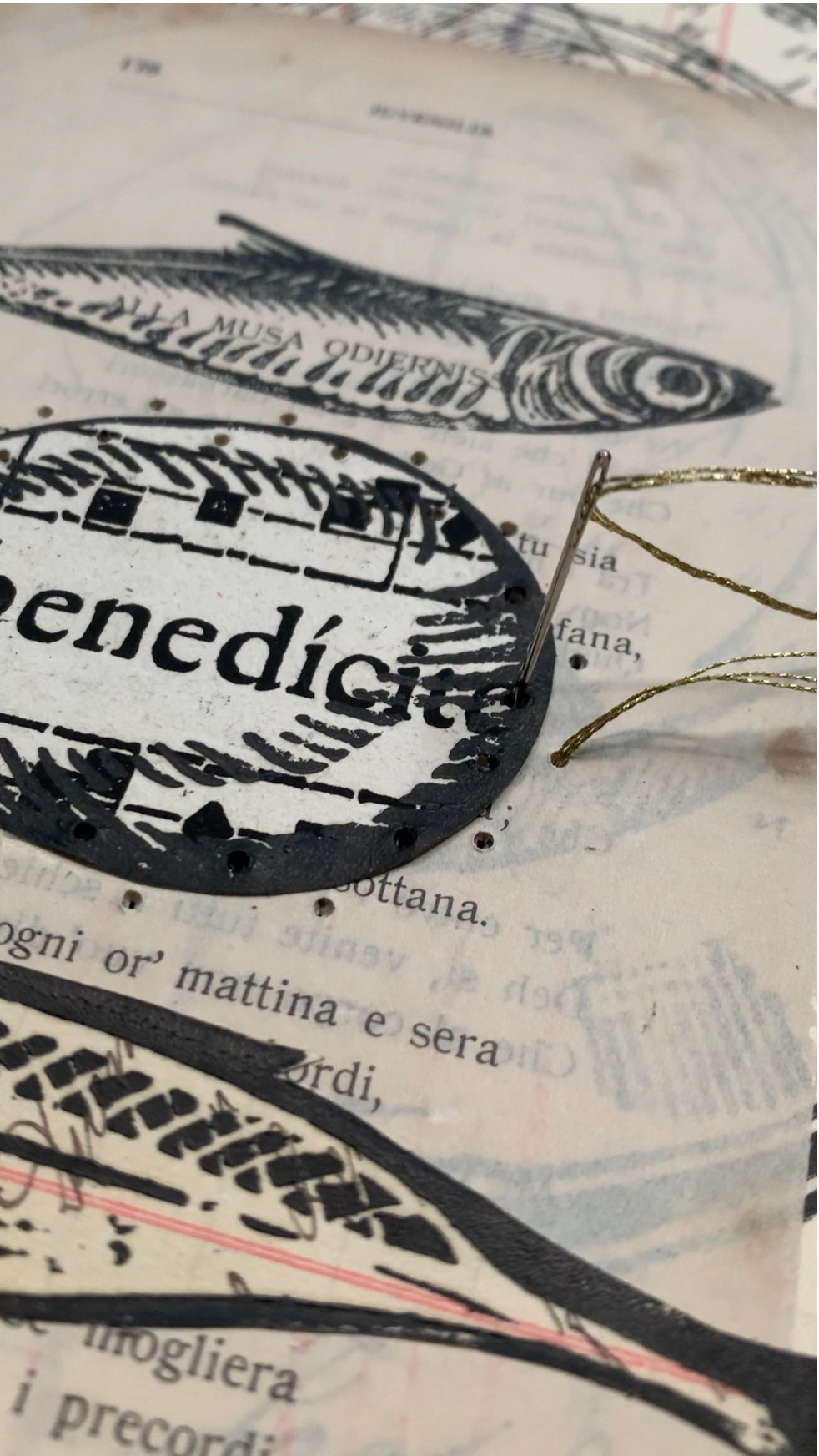 In Panem Quotidianum, Nadia Kuprina utilizza un registro contabile piemontese del 1918–1930 come supporto originale. Ogni piatto e ogni posata sono incisi e stampati a mano dall’artista con la tecnica della linoleografia, valorizzando la pressione, l’imperfezione e la fisicità del segno. Il numero della pagina originale diventa titolo dell’opera, mantenendo visibile la traccia storica del documento. La stampa dialoga con la memoria della tradizione gastronomica italiana e con il tema della gratitudine del pasto quotidiano, trasformando l’oggetto inciso in simbolo di condivisione e rito. Collage, ricamo, manualità.