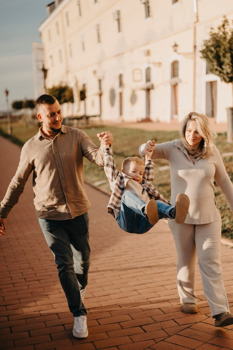 Zlata, Nemanja i Aleksej — porodicno fotografisanje napolju. Deciji i porodicni fotograf u Beogradu Oksana Skendzic