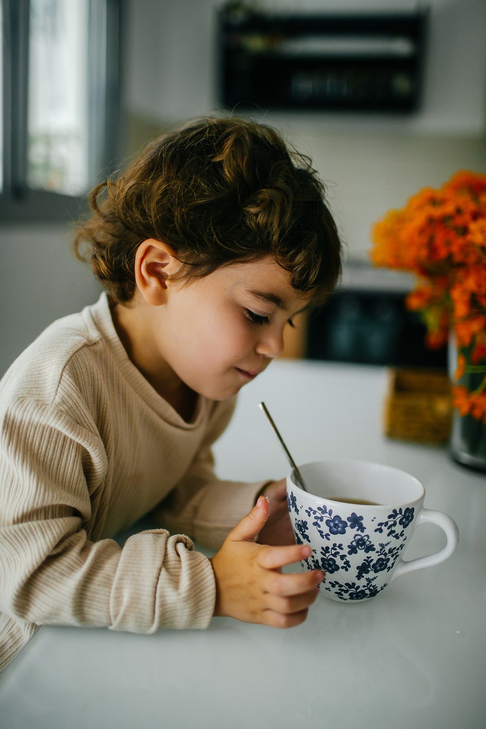 Mom&daughter at home. Family photographer in Israel