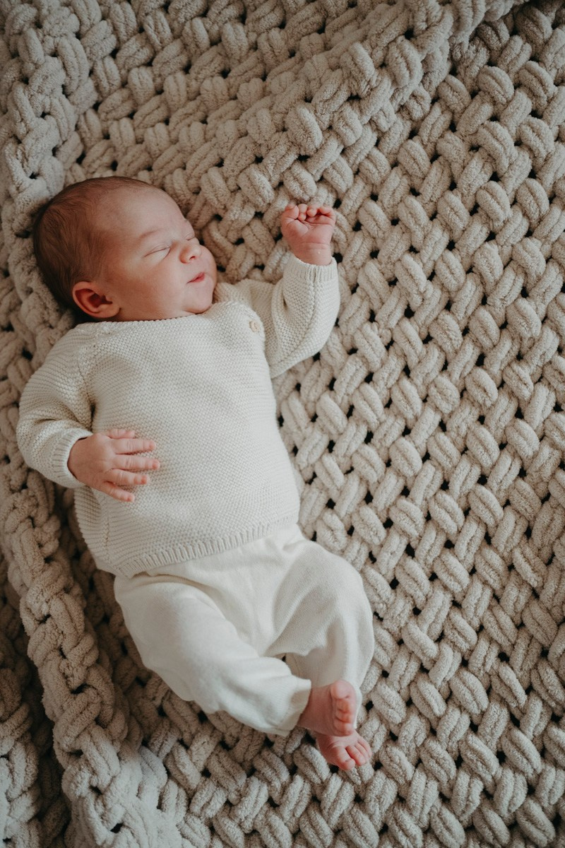 Maja Wilijam Lana i Hana — porodicno fotografisanje bebe kod kuce. Deciji i porodicni fotograf u Beogradu Oksana Skendzic