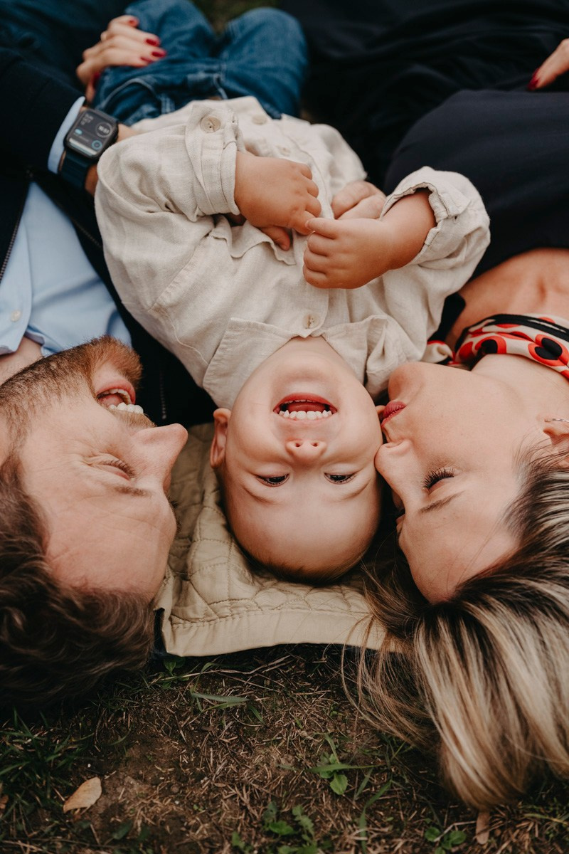 Nevena, Dusan i Vuk porodicno fotografisanje napolju. Deciji i porodicni fotograf u Beogradu Oksana Skendzic