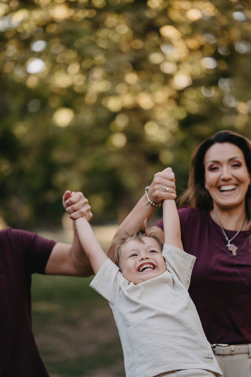 Aleksandra, Lazar, Marin i Leo / porodicno fotografisanje napolju. Deciji i porodicni fotograf u Beogradu Oksana Skendzic