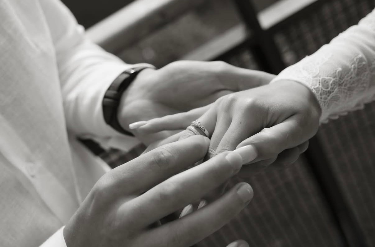 Exchange of rings close up moment