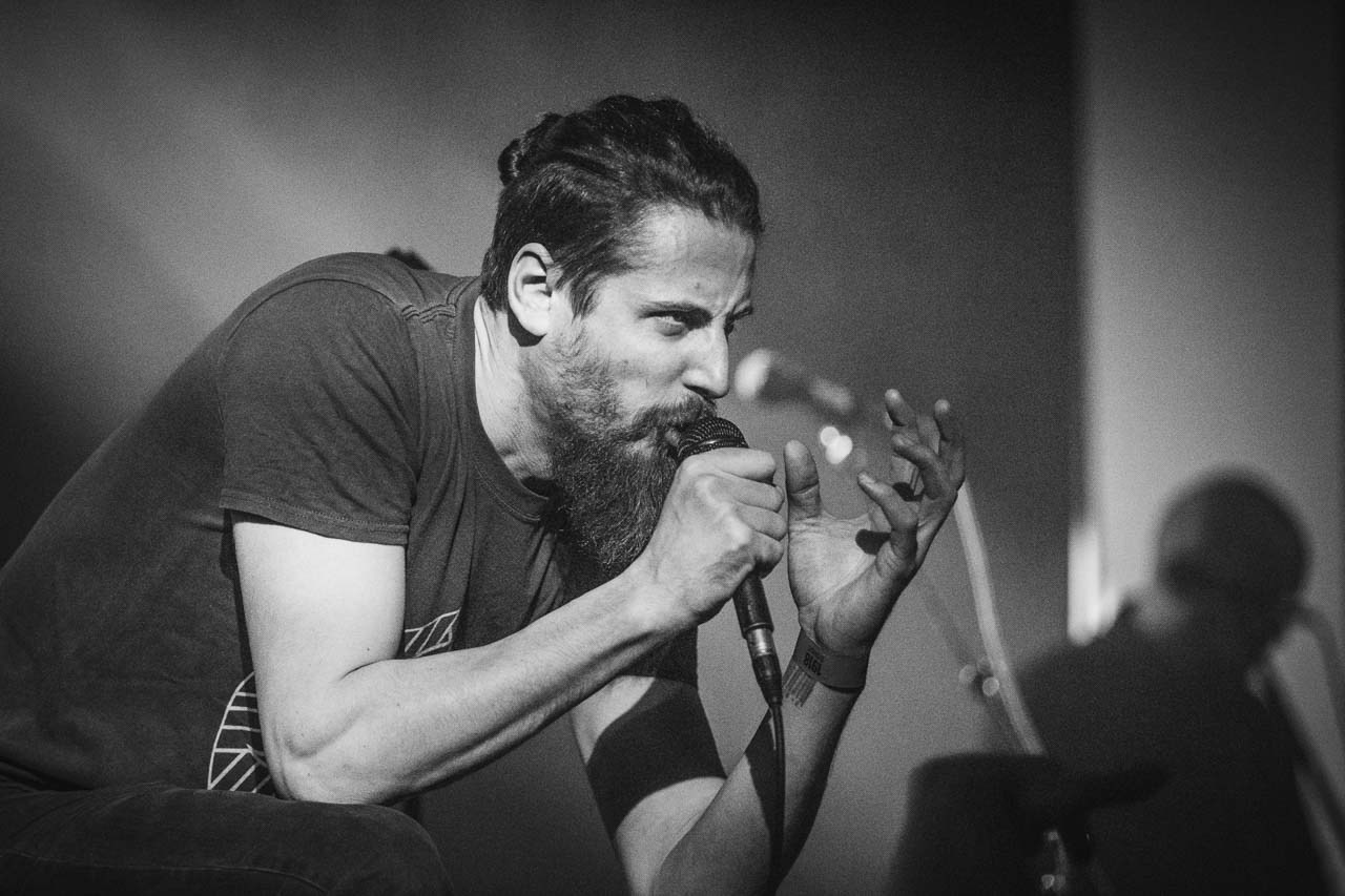 Intiman trenutak frontmena benda Neprijatelj prelazi zeku tokom izvođenja pesme na koncertu u Novom Sadu.