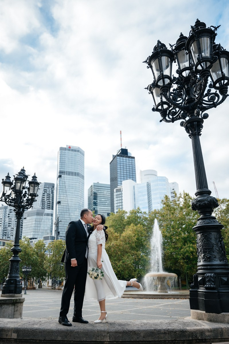 Bride and Groom with frankfurt skyline