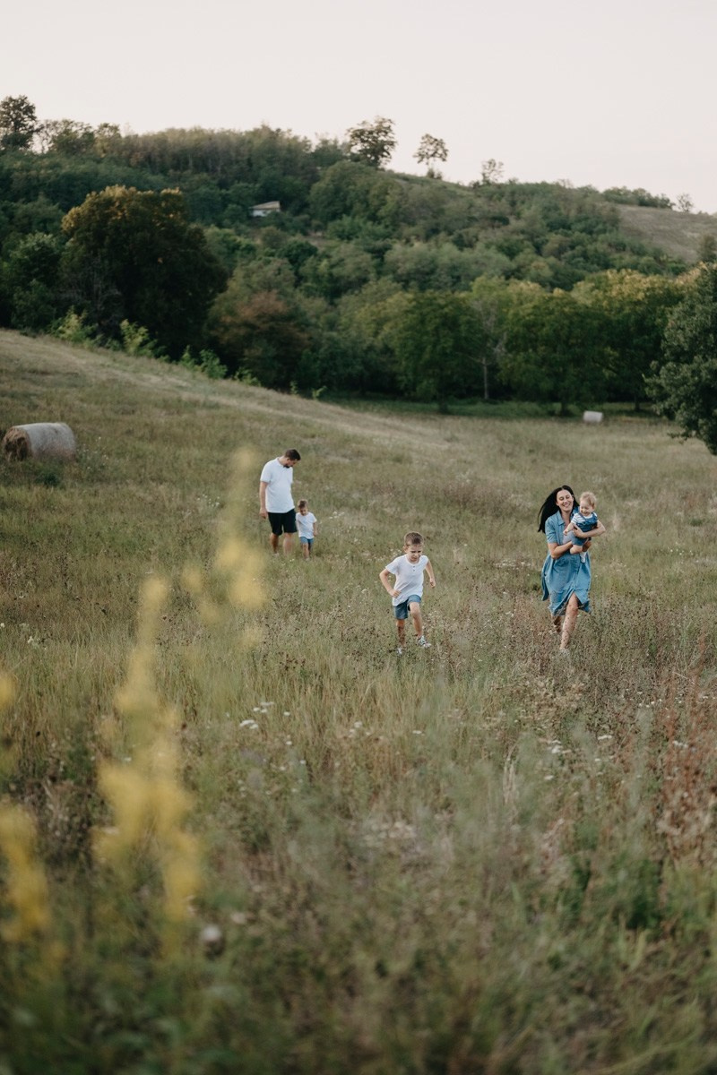 Basici / porodicno fotografisanje u prirodi. Deciji i porodicni fotograf u Beogradu Oksana Skendzic