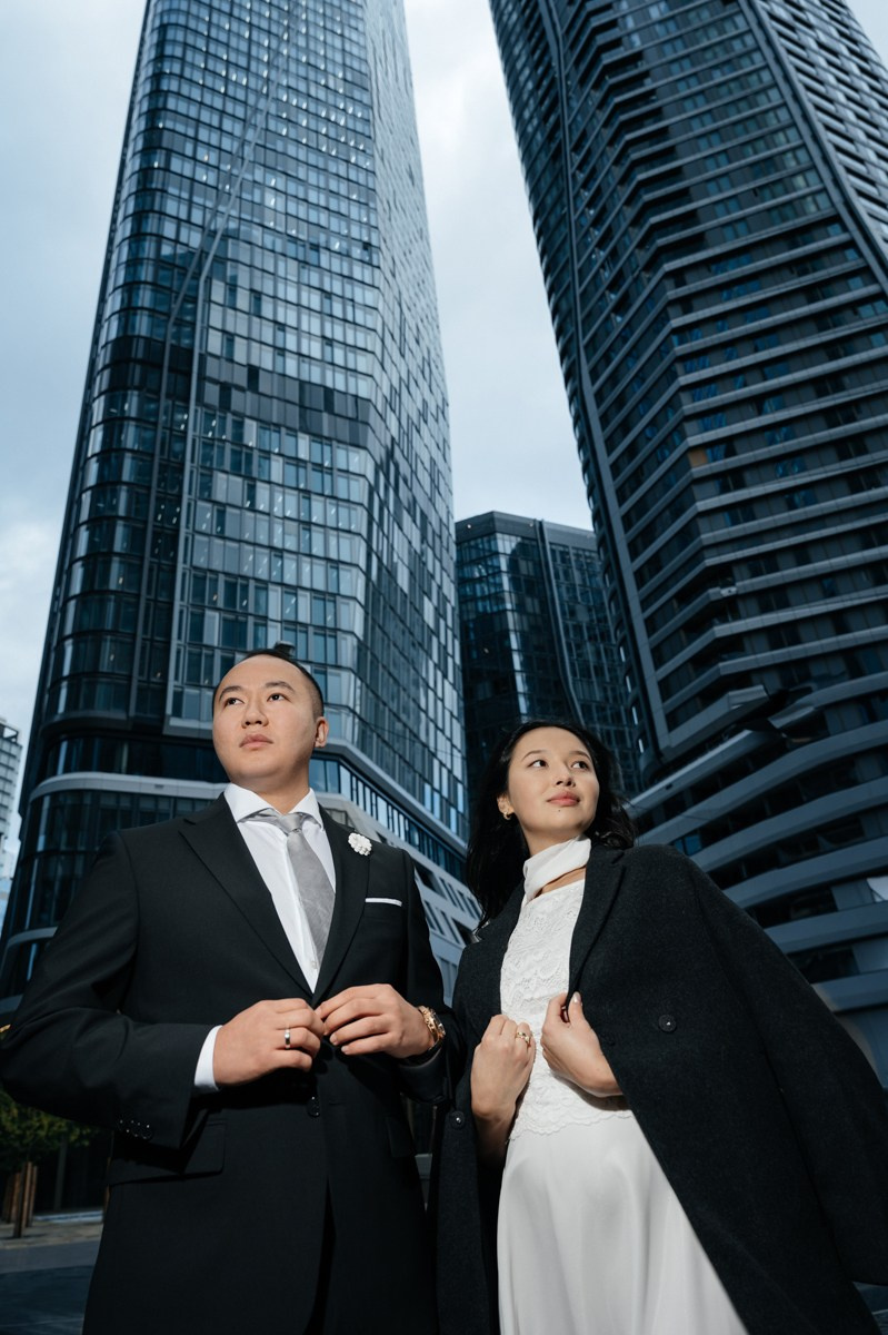 Bride and Groom with skyscrapers in Frankfurt