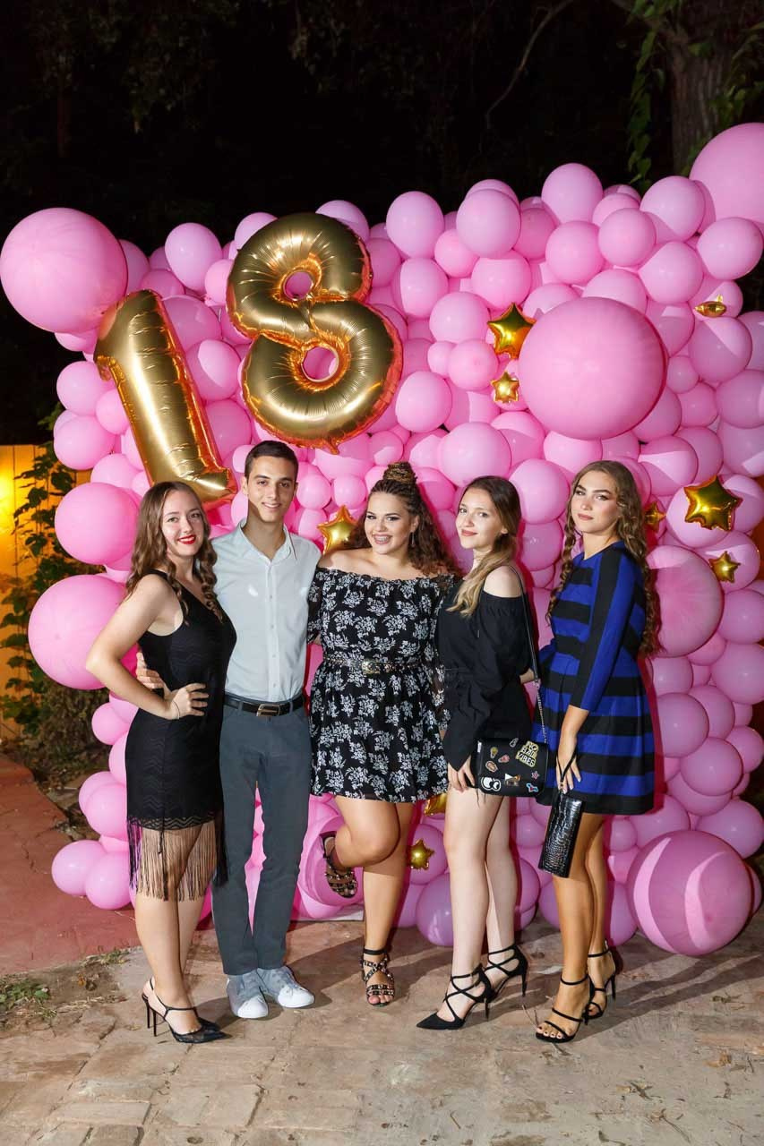 Grupna fotografija prijatelja u provodu na 18. rođendanu.