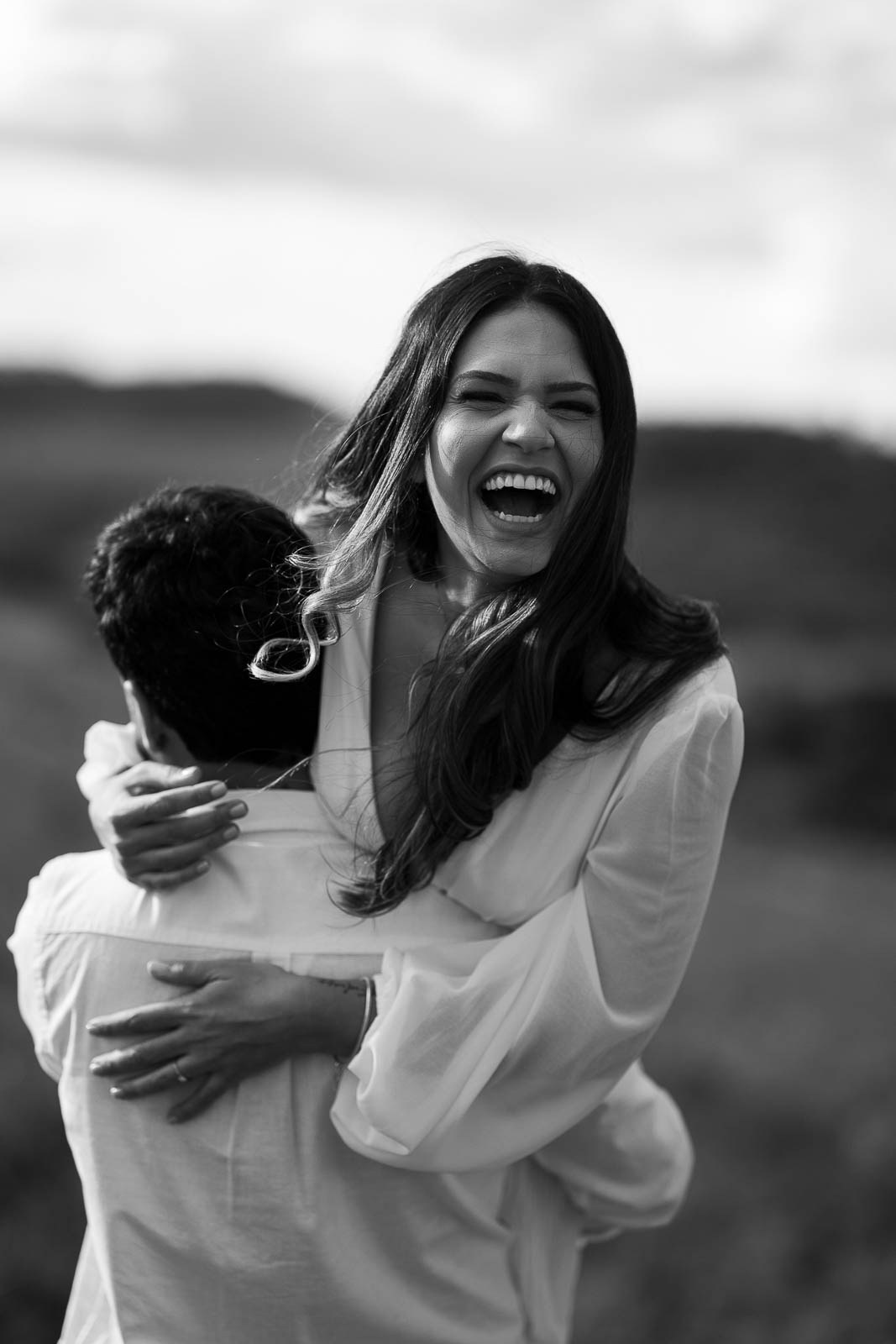 Larissa e Rafael em ensaio pré-casamento em Lavras Novas MG com estilo documental. Fotografias espontâneas ao pôr do sol por Edu e Josi Fotografia.