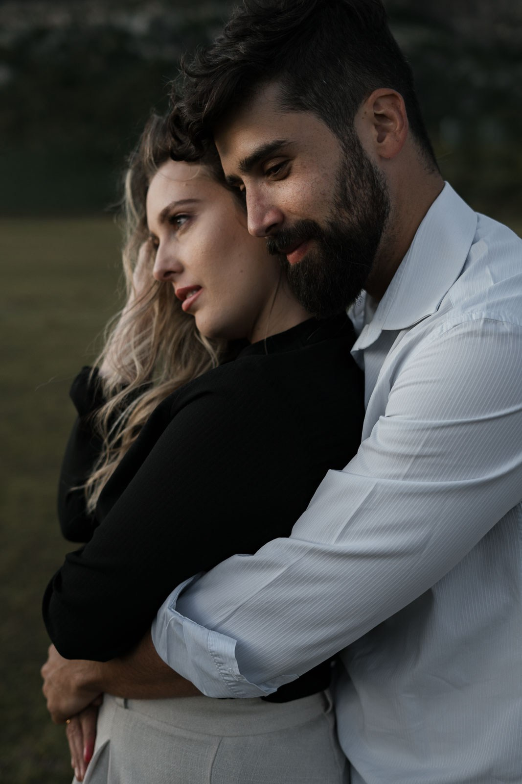Sabrina e Vinícius em Lapinha da Serra MG, pré-wedding no campo aberto com estética documental, luz natural e registros leves de um amor verdadeiro.