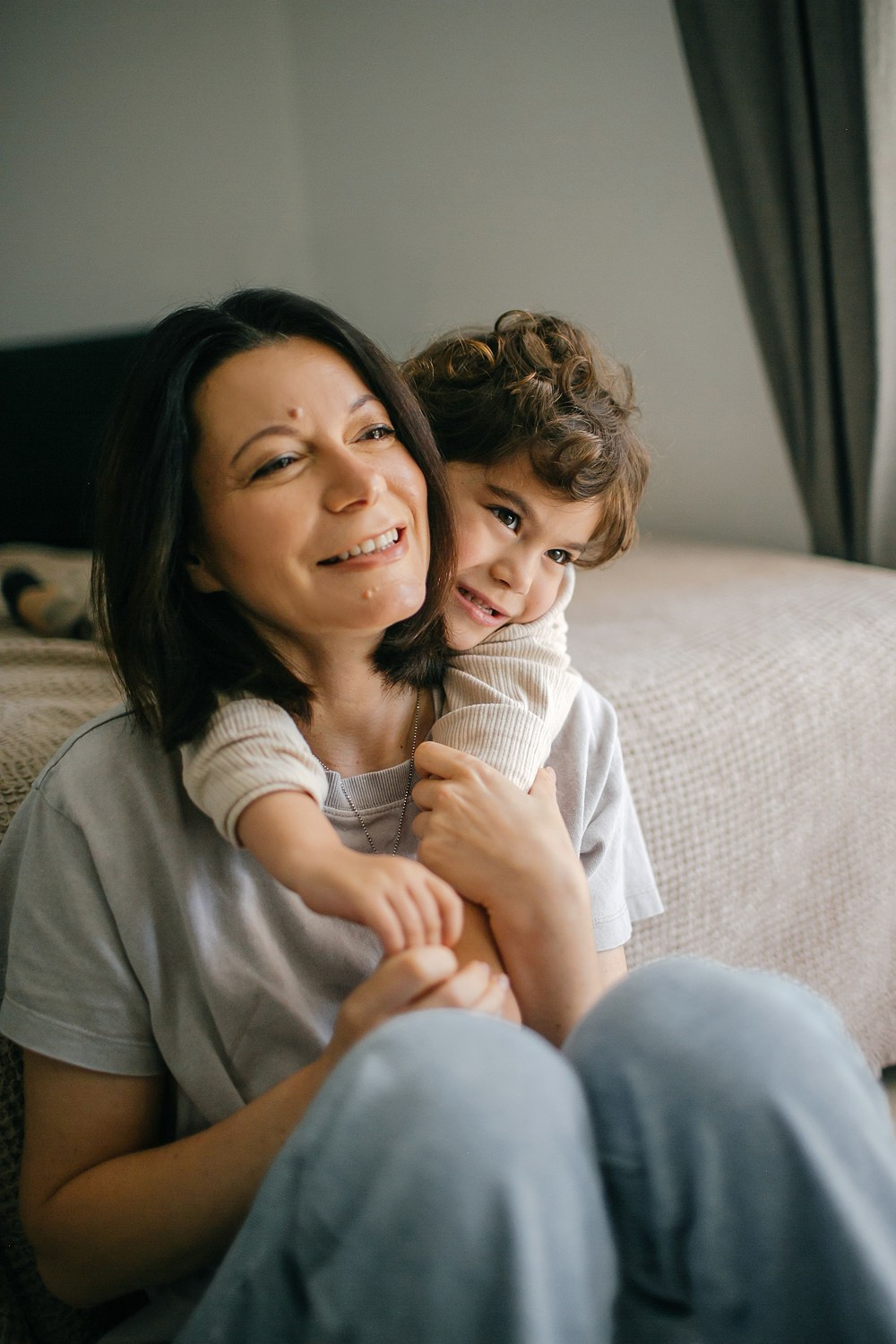 Mom&daughter at home. Family photographer in Israel