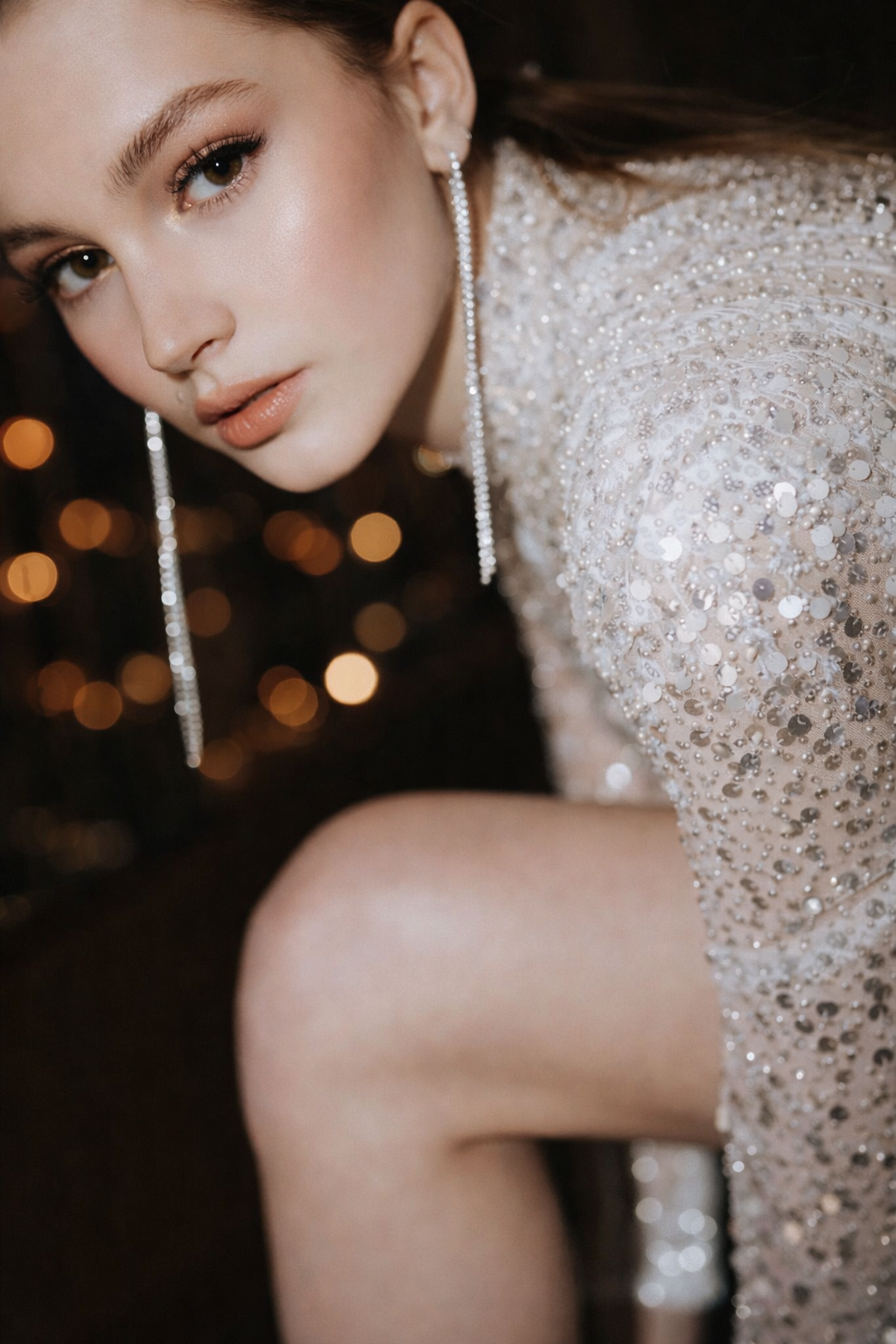 primo piano ragazza 18 anni gioielli luminosi Roma notte