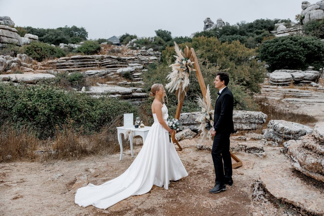 Bride and groom on the wedding ceremony between the rocks