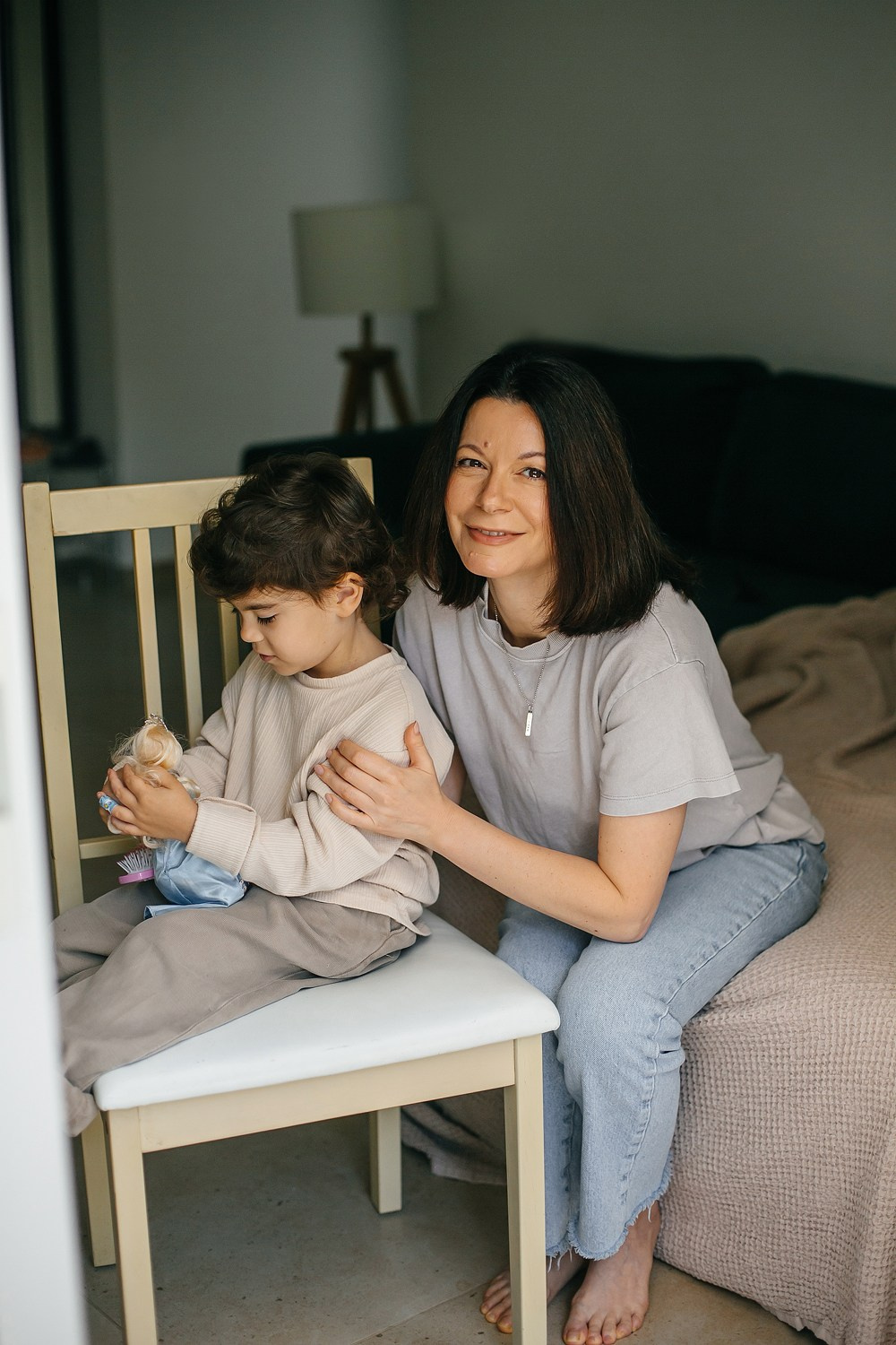 Mom&daughter at home. Family photographer in Israel