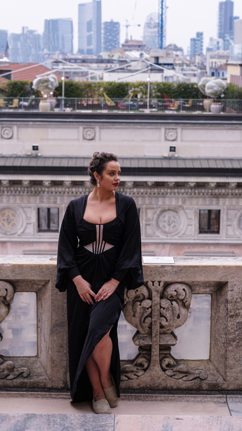 Ragazza sul tetto del Duomo con vista su Milano.