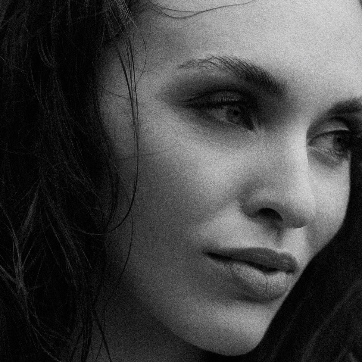 Between Rain and Light — Black & White Portrait Session in Leipzig. Кристина Кожельцова — чёрно-белая портретная фотография в Лейпциге. Германия