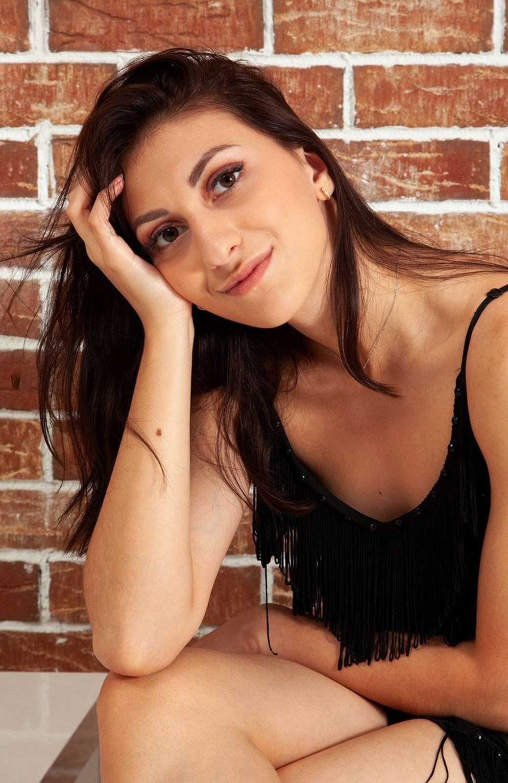 Close-up shot of a young woman in a studio session. Elegant and detailed portrait photography