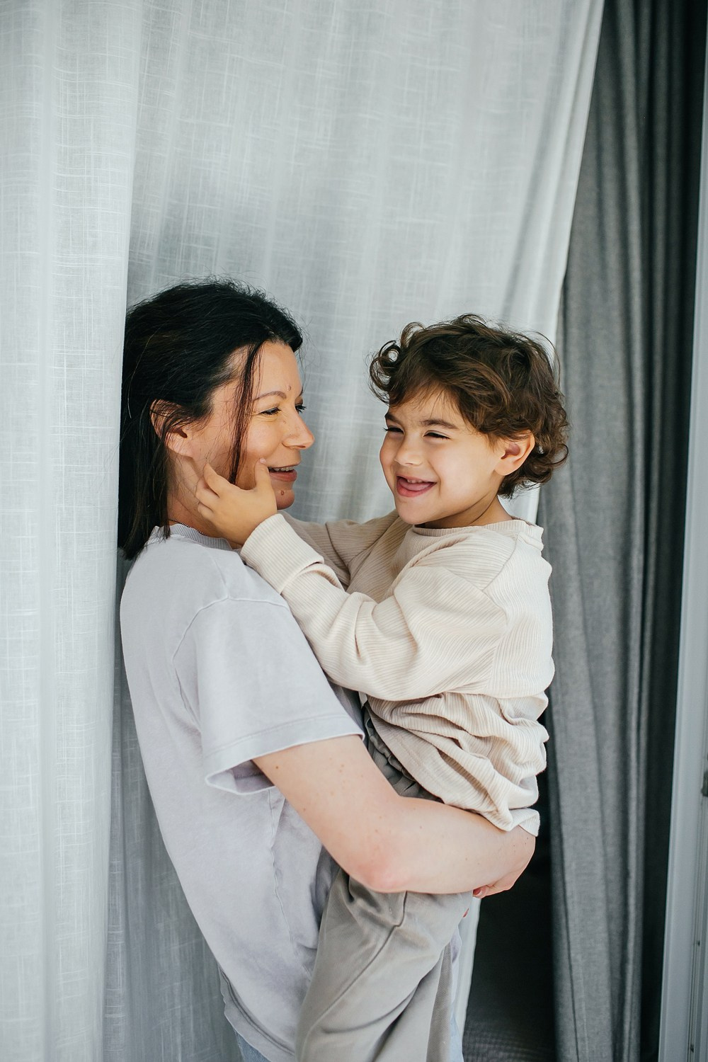 Mom&daughter at home. Family photographer in Israel