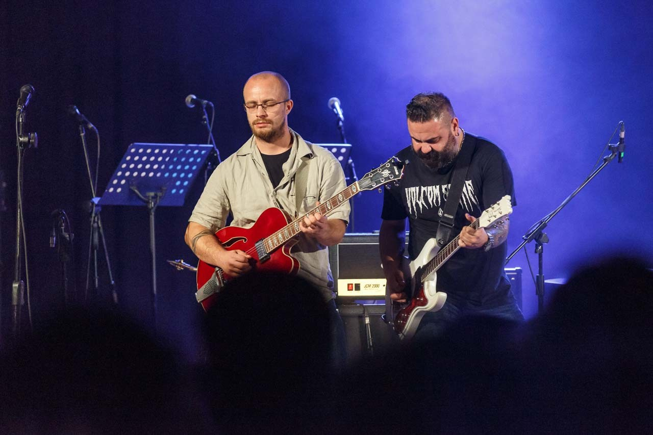Gitarski duo Moonshine Alligators benda na koncertu u Novom Sadu u organizaciji SKC-a