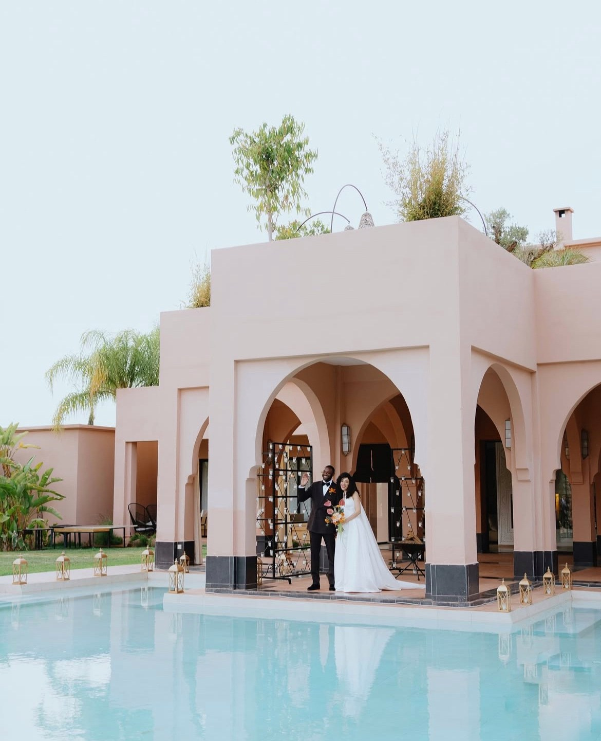 Brautpaar bei Destination Wedding in spanischer Finca mit Pool – Hochzeitsfotograf Spanien |