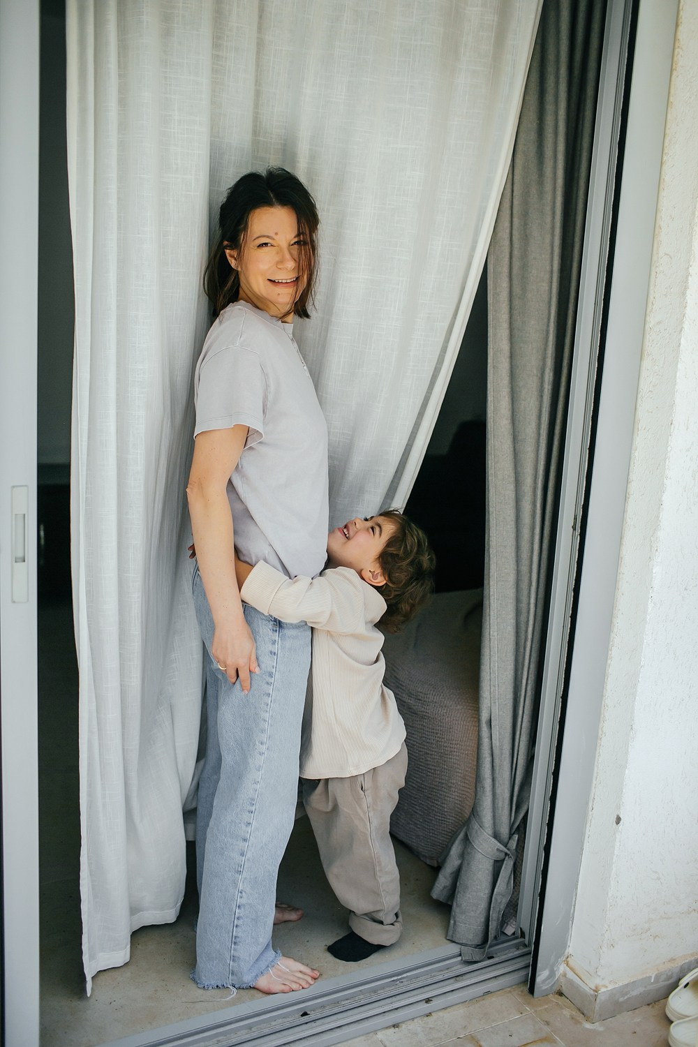 Mom&daughter at home. Family photographer in Israel