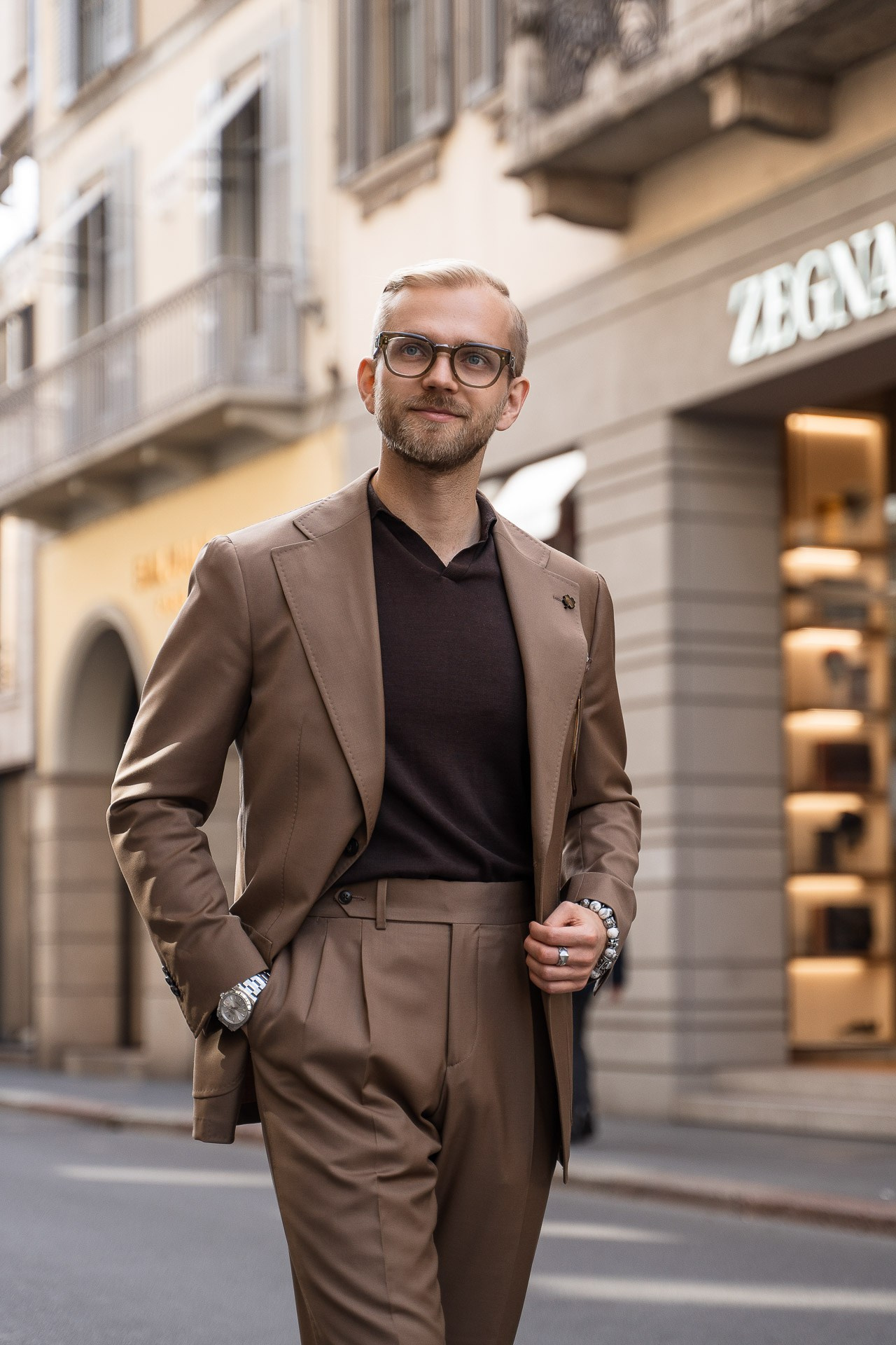 Personal photoshoot in Milan city center with elegant street style
