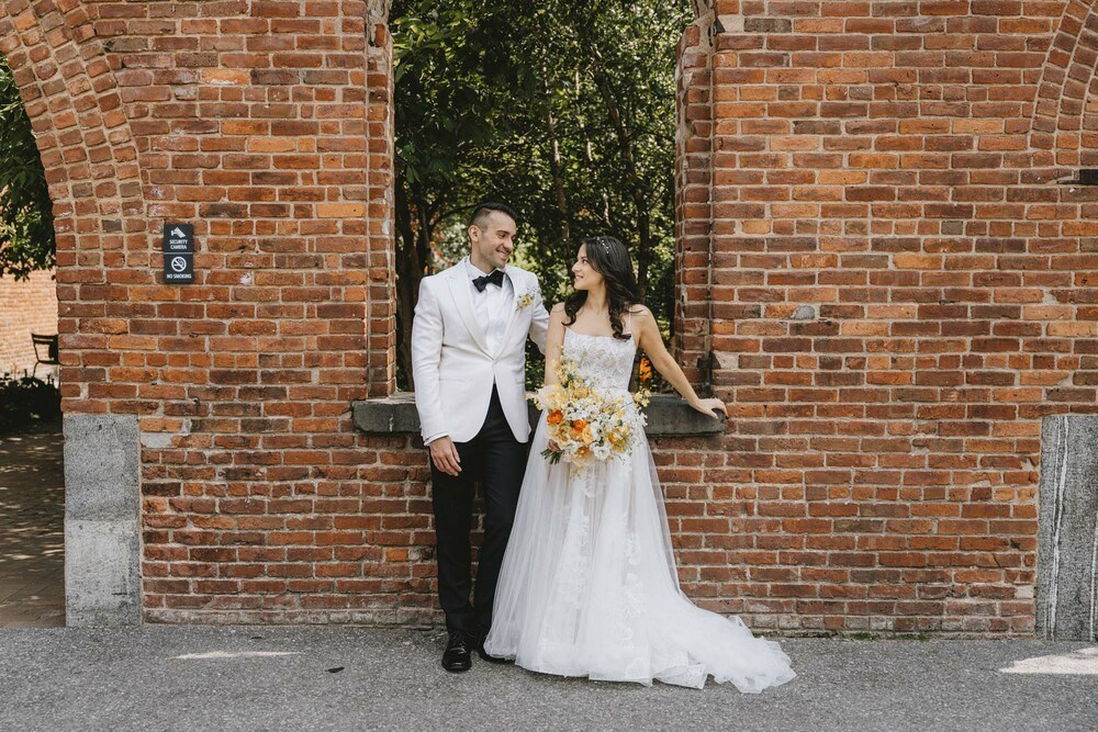 Есенна сватба златисти листа топли цветове романтични портрети парк София България