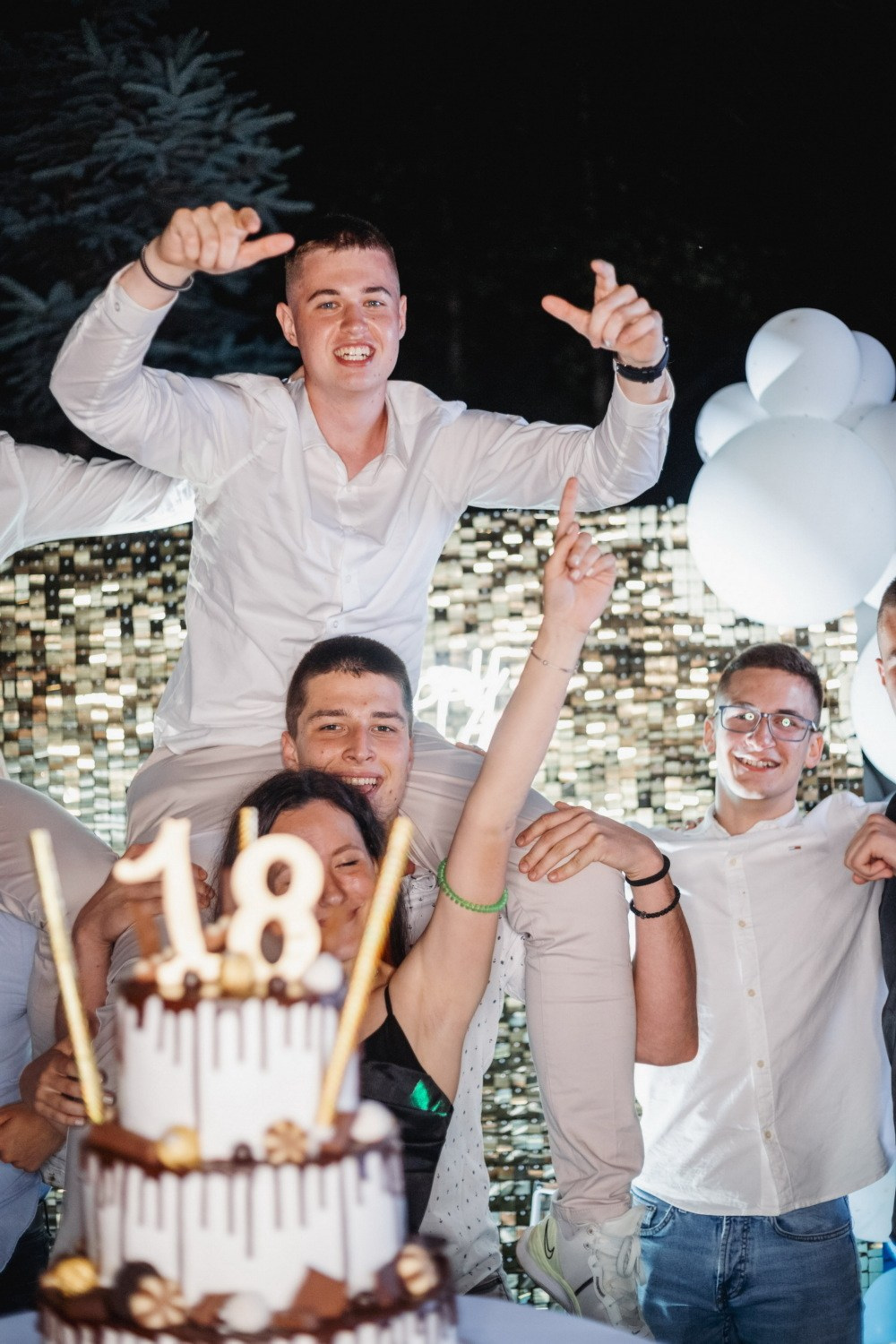 FOTOGRAFISANJE PUNOLETSTVA. Fotografi iz Backog Petrovca David i Andrea Stojanovic