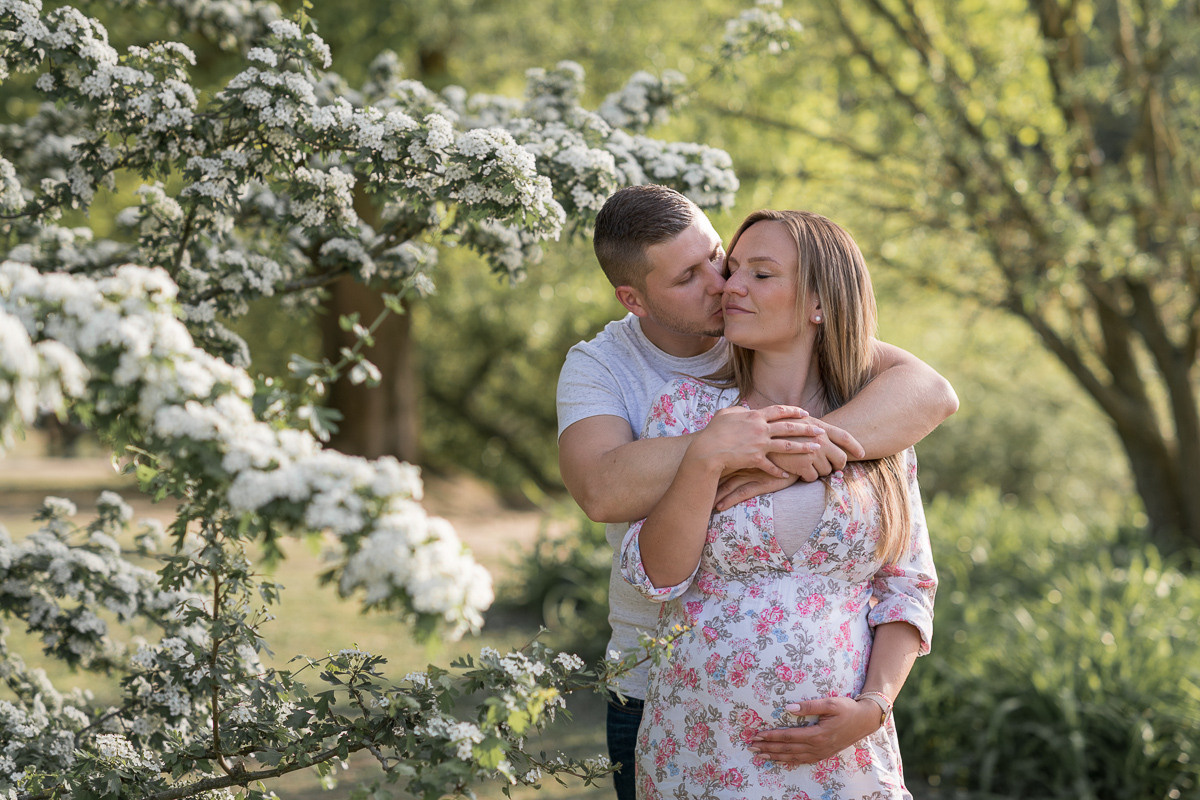 Babybauch Outdoor. Neugeborenenfotografie, Babyfotografie in Düsseldorf und Umgebung