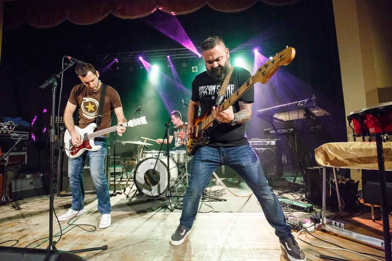 Rock bend Moonshine Alligators izvodi pesmu uživo uz dinamične scenske efekte.