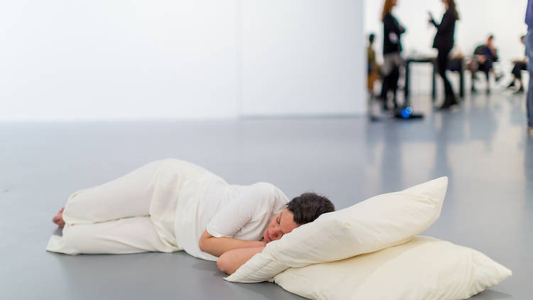 Инсталляция «I Am NOT Tino Sehgal» (2010), созданная в рамках проекта This Is So Contemporary Тино Сегала, представляет анти-дизайн через перформативное взаимодействие, где исполнители декларируют отрицание идентичности художника, используя минималистичные, грубые формы выражения, вдохновлённые бруталистской эстетикой и критикой авторства в искусстве. «I Am NOT Tino Sehgal» (2010) — это работа, связанная с практикой Тино Сегала, хотя она может быть интерпретирована как часть его более широкого проекта This Is So Contemporary или как независимая акция, созданная другими художниками, играющими с его концепцией «конструированных ситуаций». Работа использует перформативный подход, где исполнители подчёркивают отрицание авторства или идентичности, что соответствует анти-дизайну и брутализму через отказ от материальных объектов и акцент на эфемерном взаимодействии. Это также может быть отсылкой к критике институционального признания и коммерциализации искусства, характерной для Сегала. Работа, вероятно, исполнялась в галерейном пространстве (например, на Венецианской биеннале или в Tate Modern), где минимализм и «сырость» перформанса создают дискомфортный, но концептуально насыщенный опыт для зрителя.