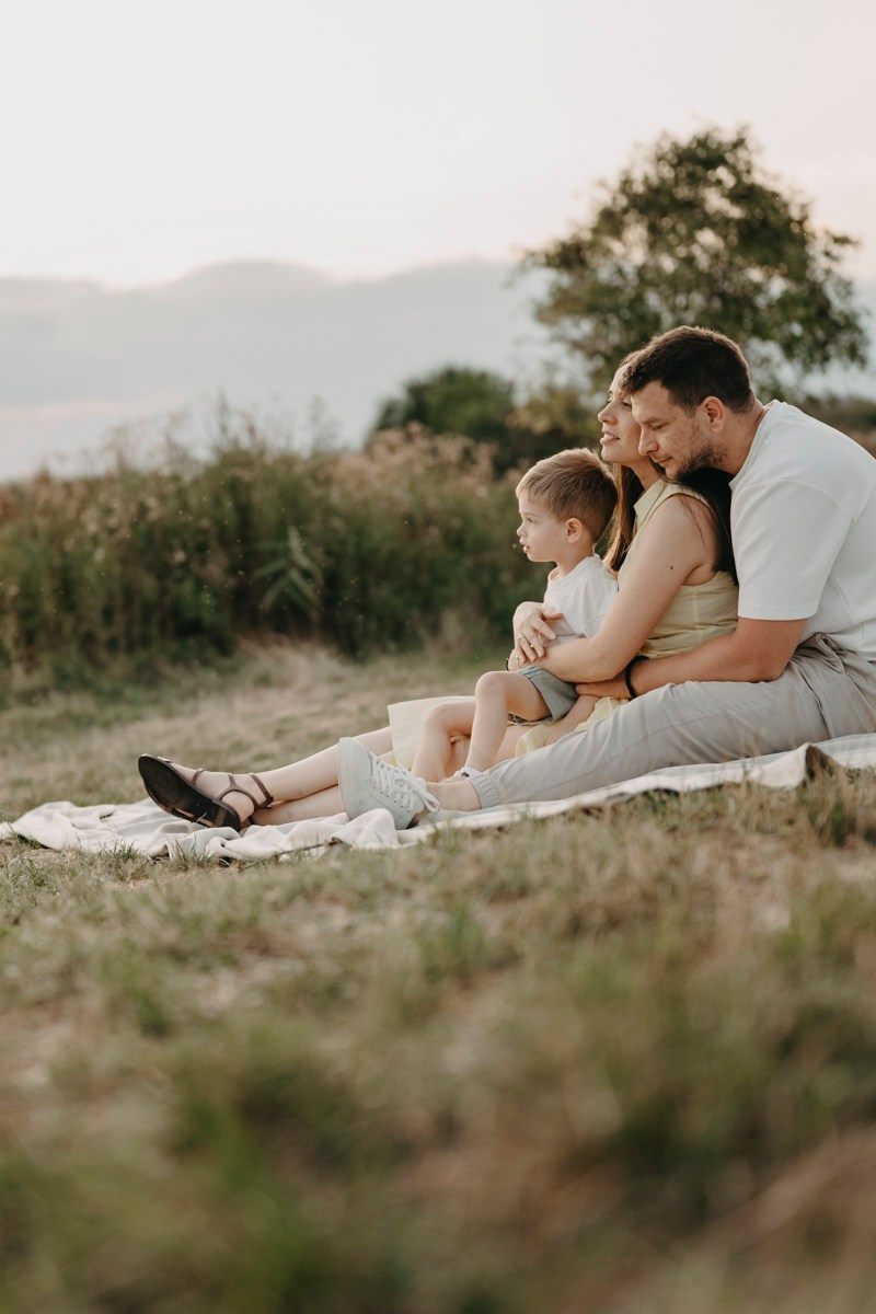 Djurdjica, Tadej i Miloje porodicno fotografisanje napolju. Deciji i porodicni fotograf u Beogradu Oksana Skendzic