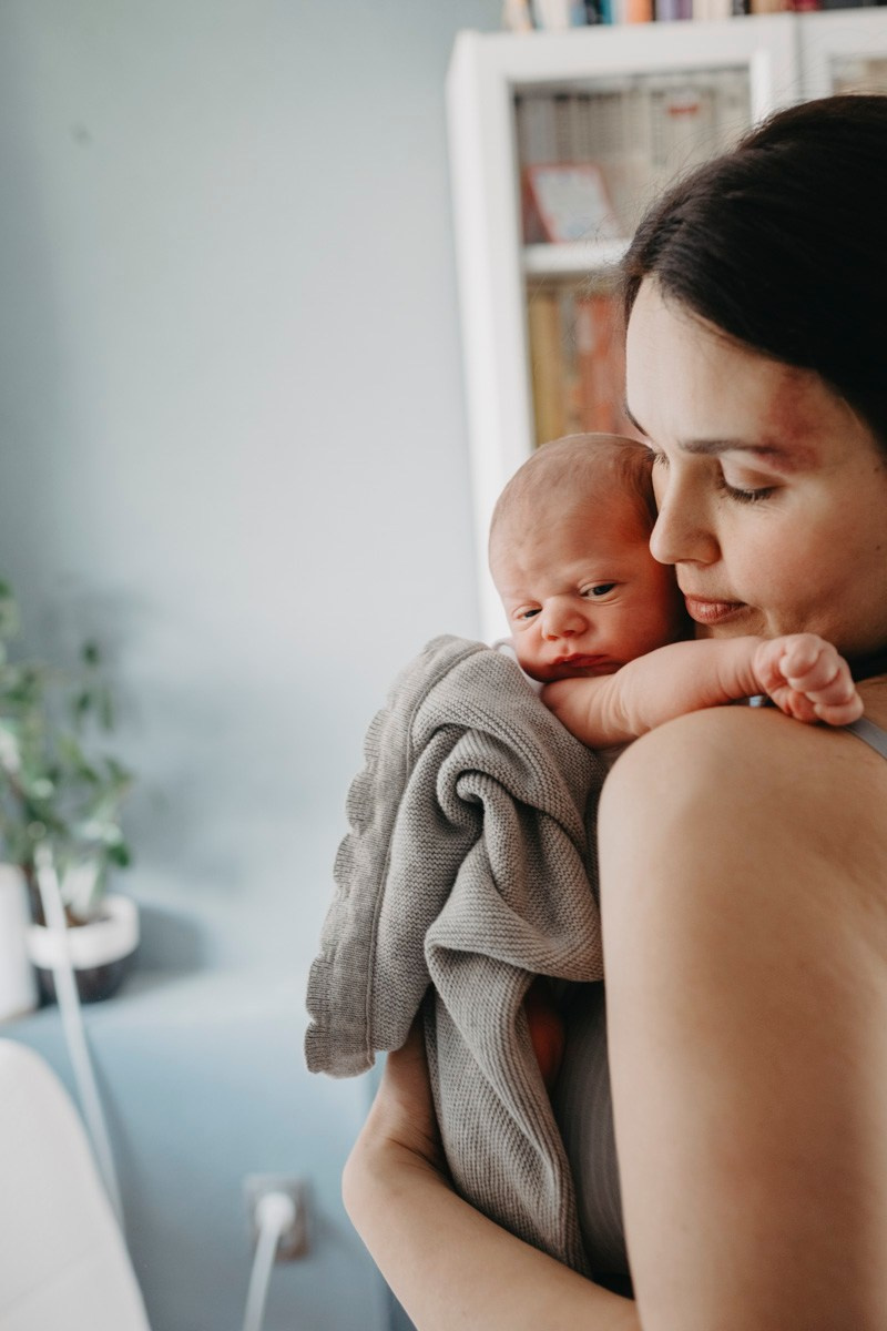 Kad je ljubav postala jos veca — porodicno fotografisanje kod kuce. Deciji i porodicni fotograf u Beogradu Oksana Skendzic