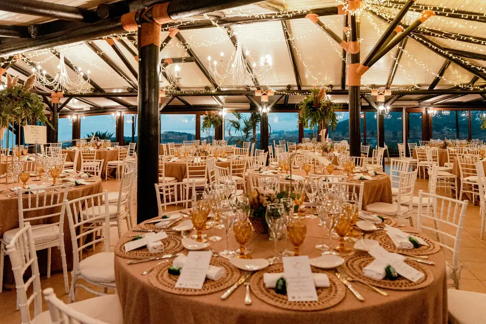 wedding round tables with flowers