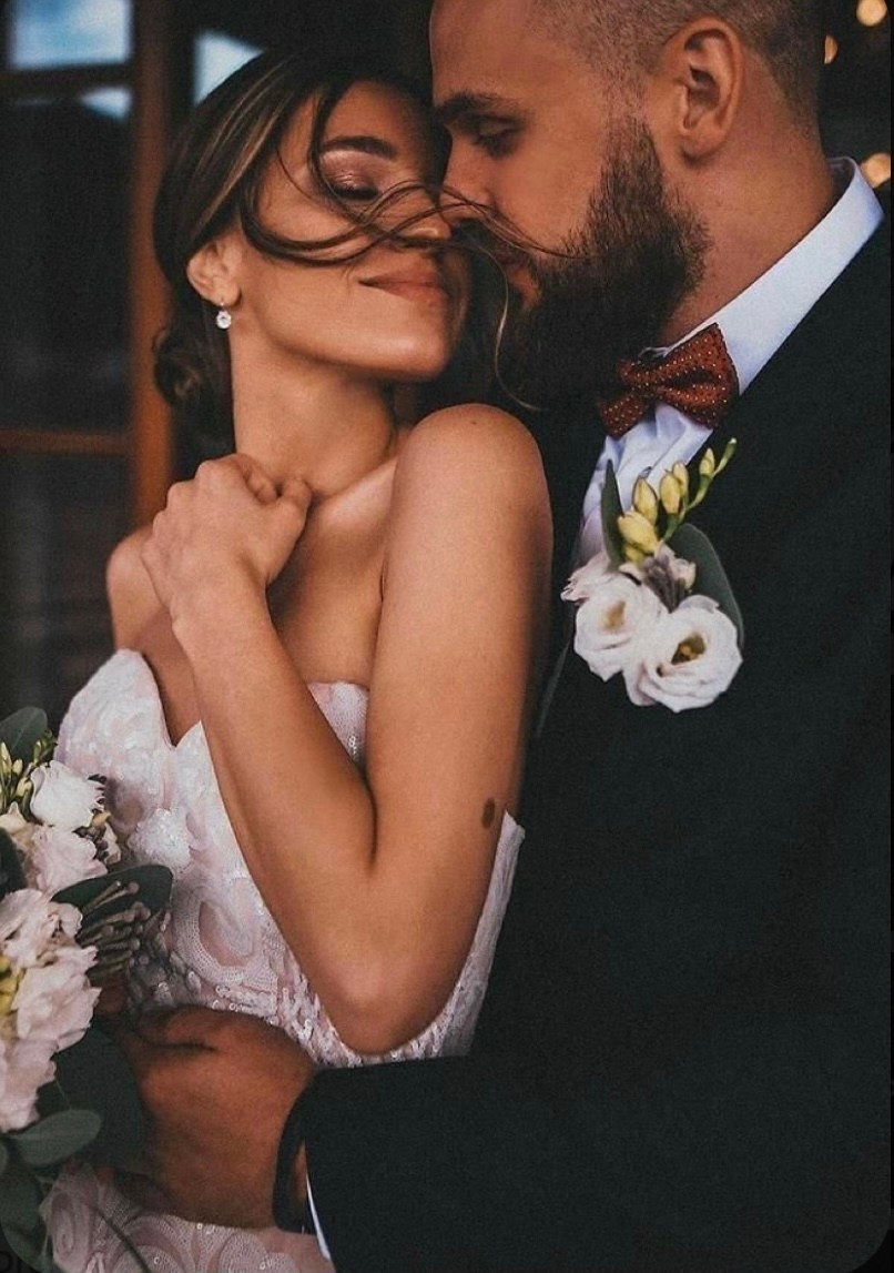 Posa di base per un servizio fotografico di coppia