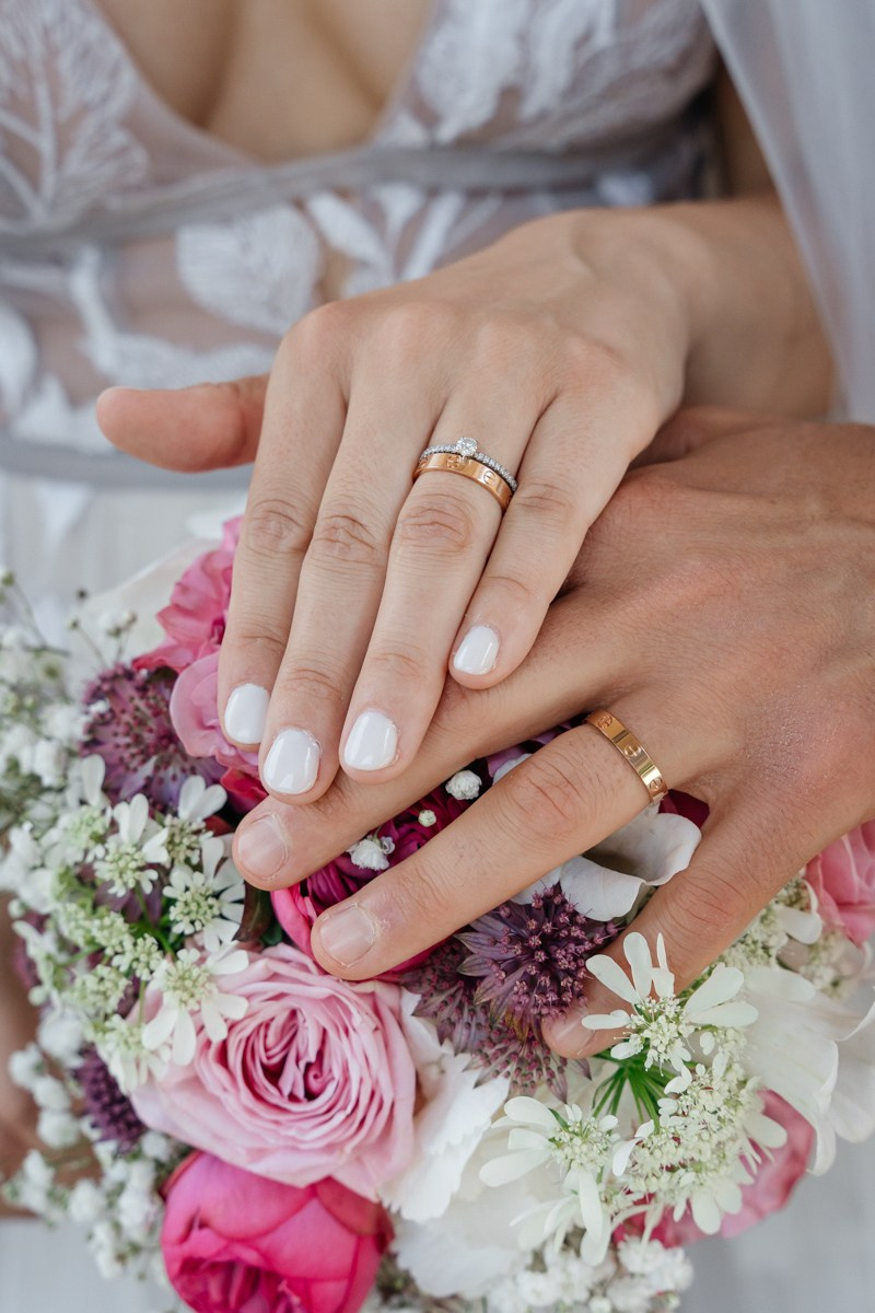 details of the ring and bouqet