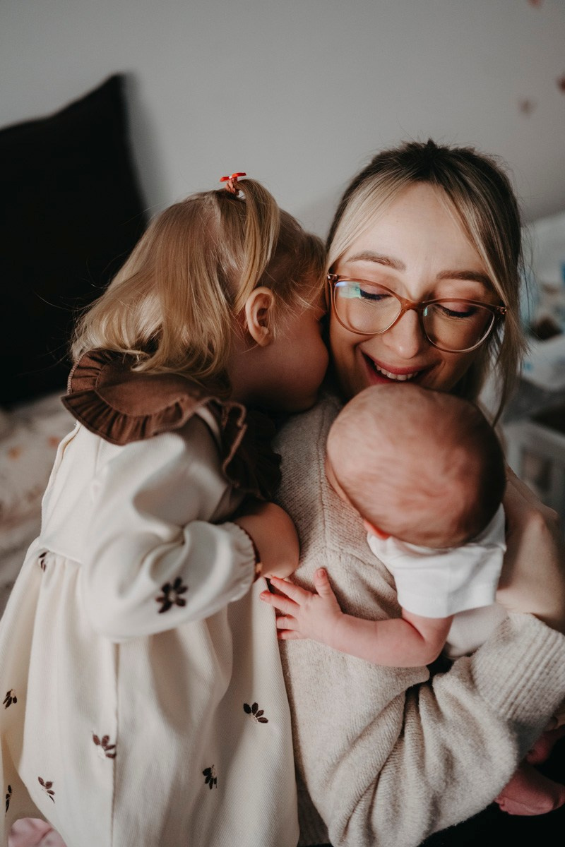 Maja Wilijam Lana i Hana — porodicno fotografisanje bebe kod kuce. Deciji i porodicni fotograf u Beogradu Oksana Skendzic