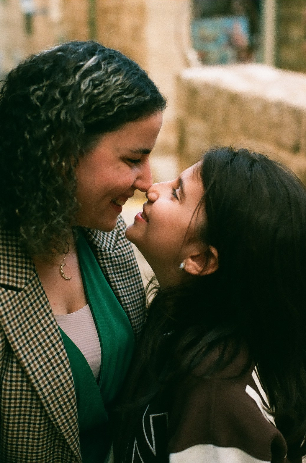 Ама с дочкой. Film portrait photographer