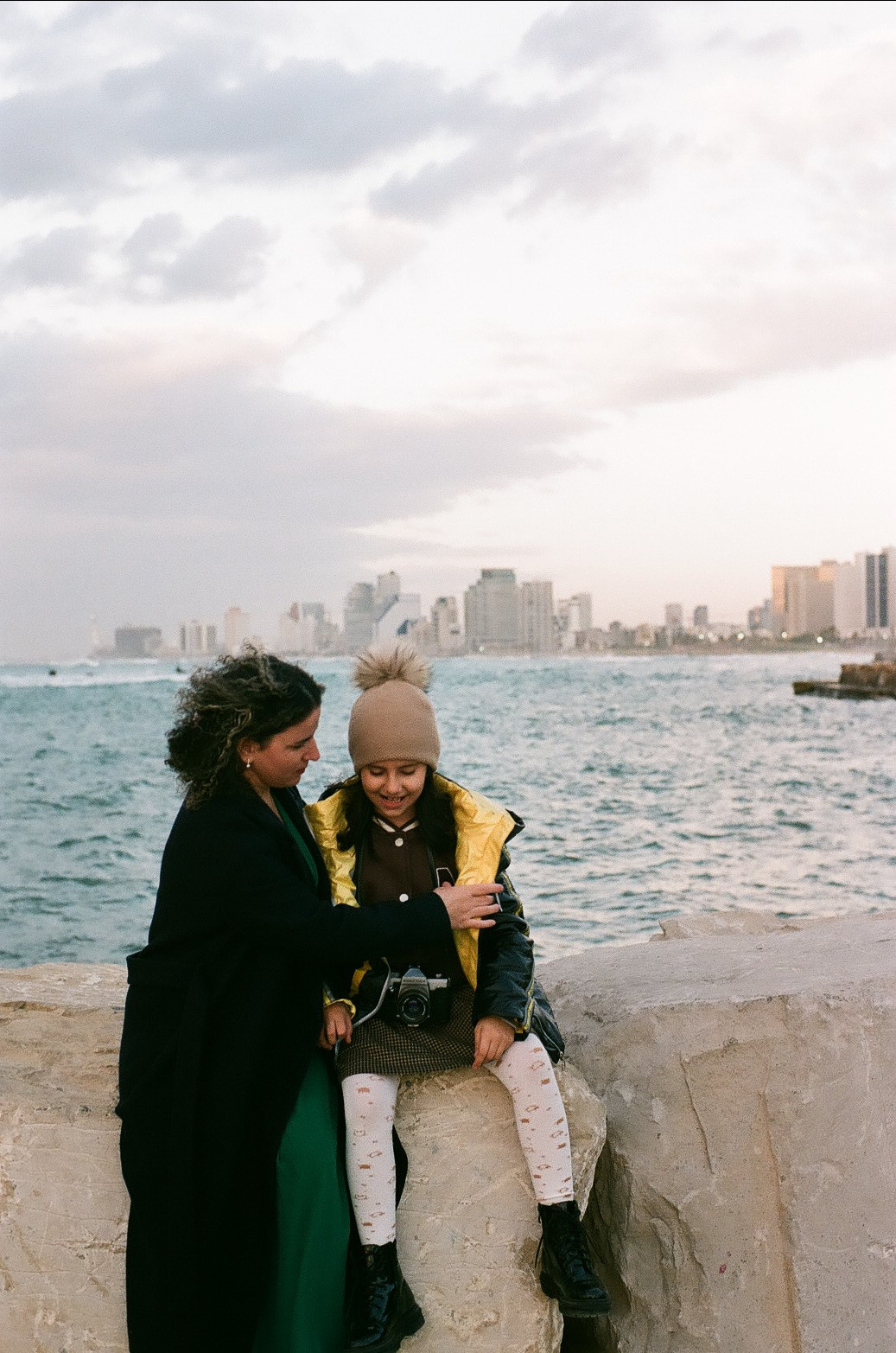 Ама с дочкой. Film portrait photographer