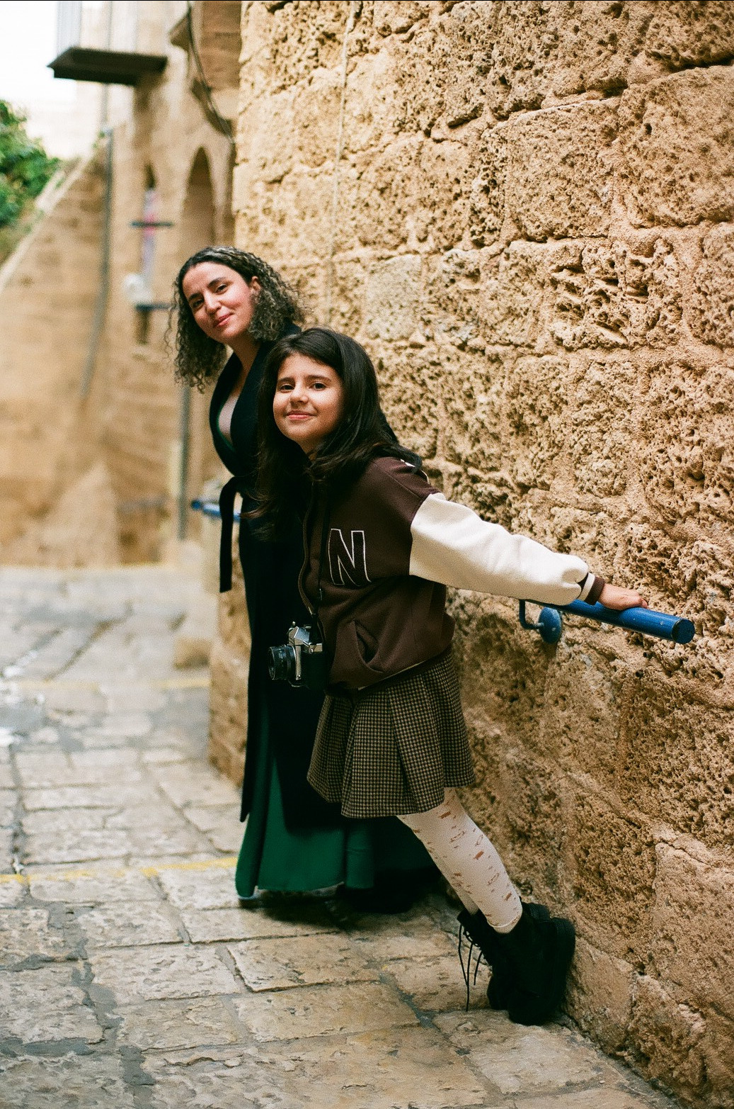 Ама с дочкой. Film portrait photographer