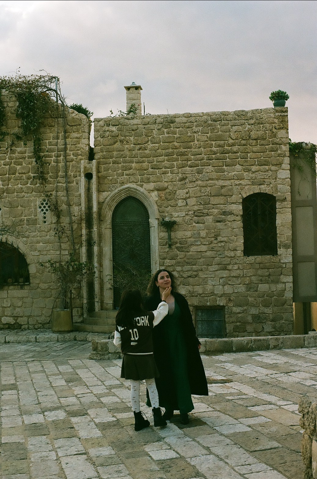 Ама с дочкой. Film portrait photographer