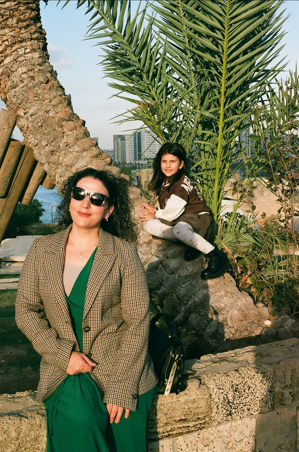 Ама с дочкой. Film portrait photographer