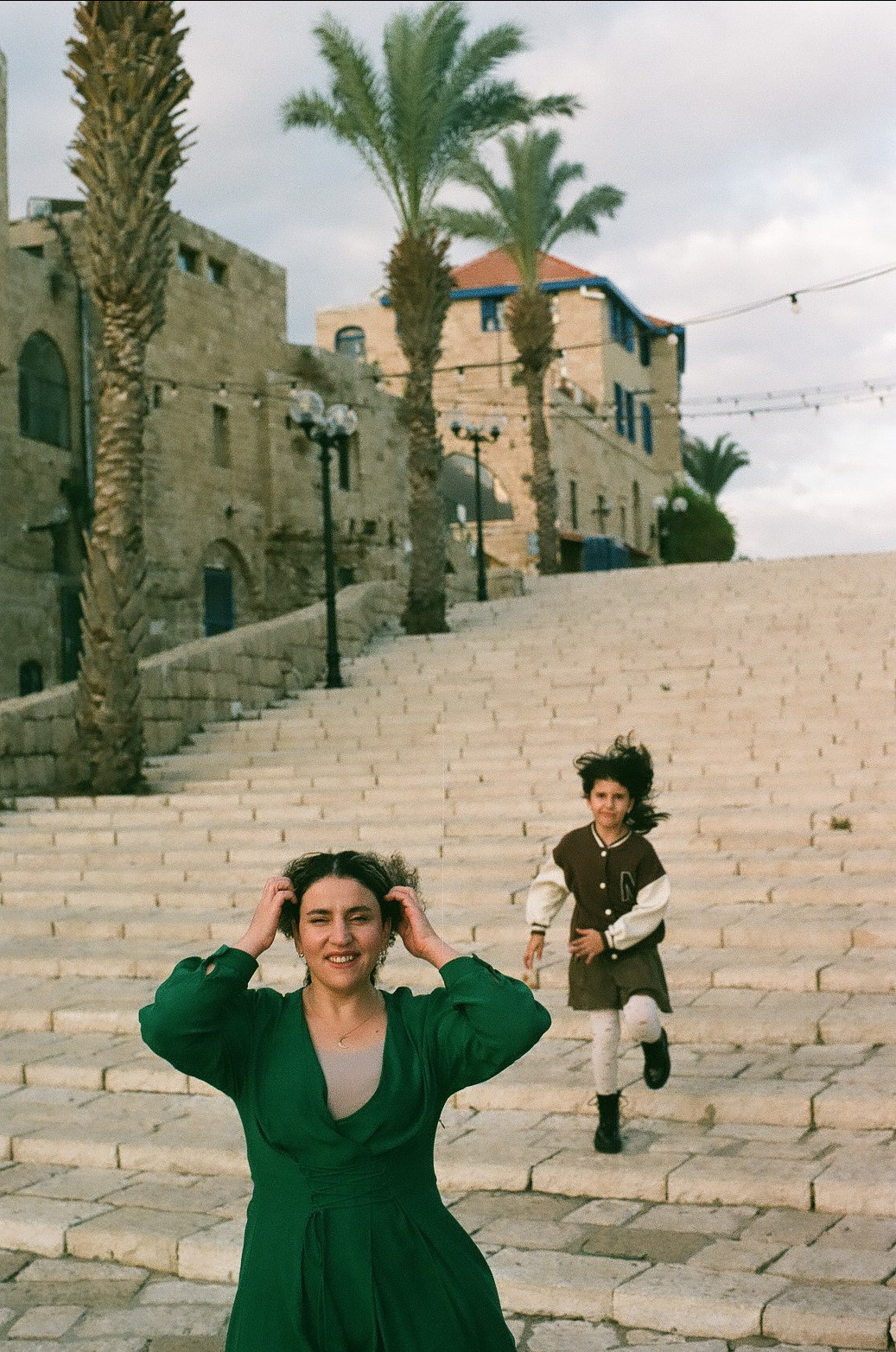 Ама с дочкой. Film portrait photographer