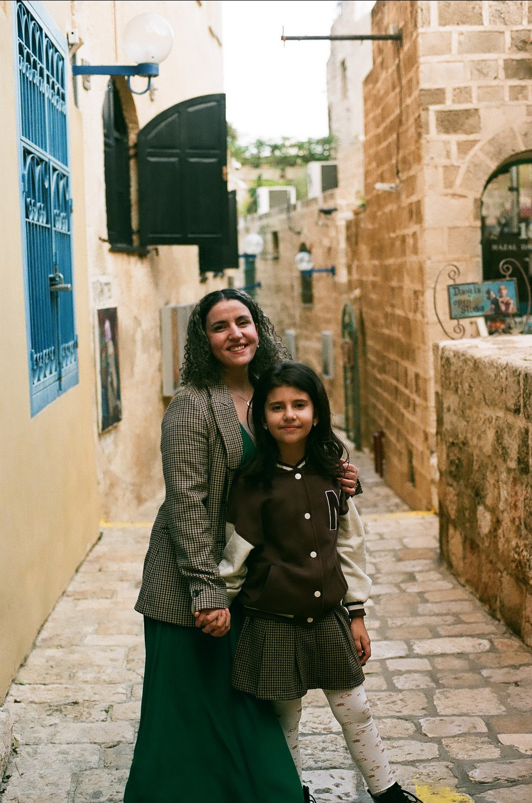 Ама с дочкой. Film portrait photographer